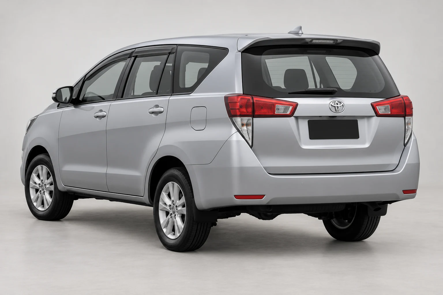 Ilustrasi Innova Reborn 2.4 G dari sudut belakang tiga perempat